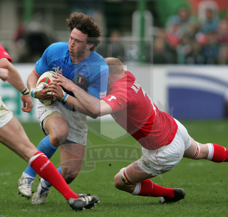 Sei Nazioni 2007, Roma, stadio Flaminio 10/03/2007, Italia v Galles, Mauro Bergamasco placcato da Martyn Williams. Foto Daniele Resini/Fotosportit