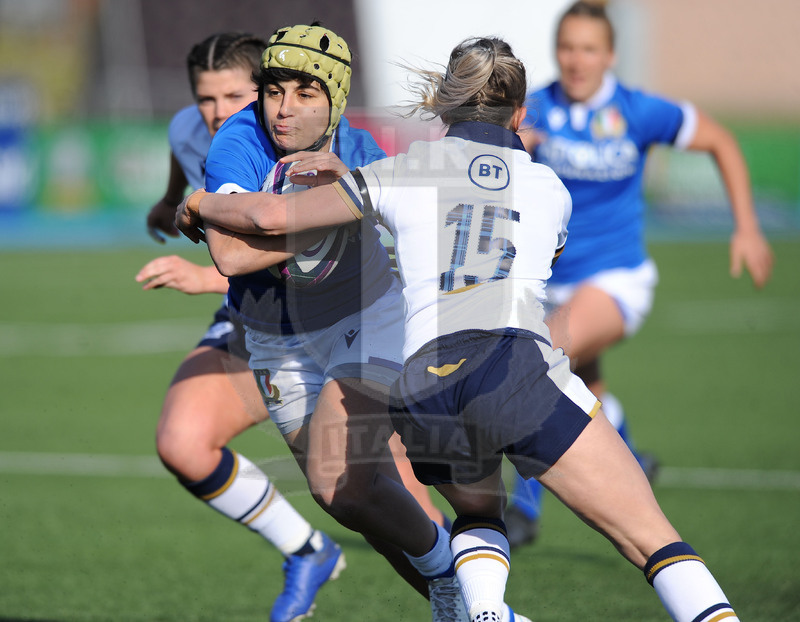 Guinness Sei Nazioni Donne 2021, Glasgow, Scoststoun Stadium 17/04/2021, Scozia Donne v Italia Donne, Beatrice Rigoni si libera di Chloe Rollie e corre verso la meta. Foto David Gibson/Fotosportit