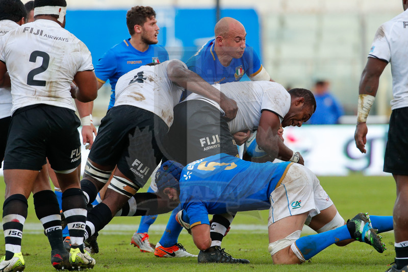 Credit Agricole Cariparma Test Match 2017, Catania, Stadio Massimino, 11-11-2017, Italia v Fiji. Leone Nakarawa placcato da Serio Parisse e Marco Fueser. Foto: Roberto Bregani / Fotosportit