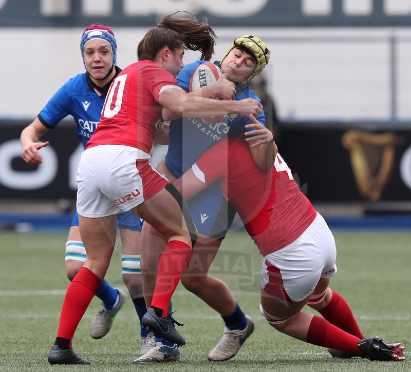 Guinness Sei Nazioni Donne 2020, Cardiff, Arms Park 02/02/2020 Galles Donne v Italia Donne, Beatrice Rigoni placcata alta da Robyn Wilkins. Elisa Giordano accorre. Foto Daniele Resini/Fotosportit