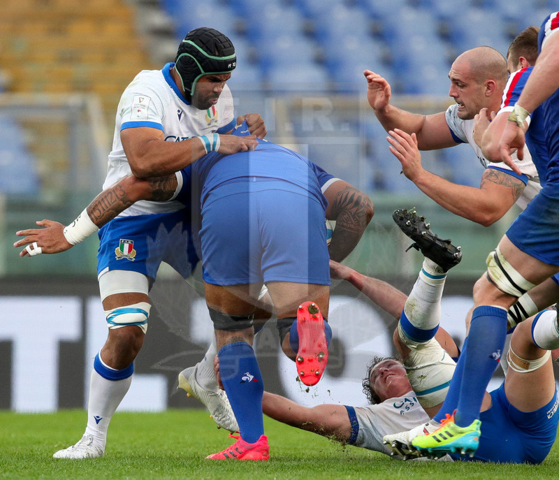 Guinness VI Nazioni 2021, Roma, Stadio Olimpico, 6/02/2021, Italia v Francia. Una carica di Romain Taofifenua. Maxime Mbandà e Michele Lamaro cercano di fermarlo. Foto Roberto Bregani/Fotosportit