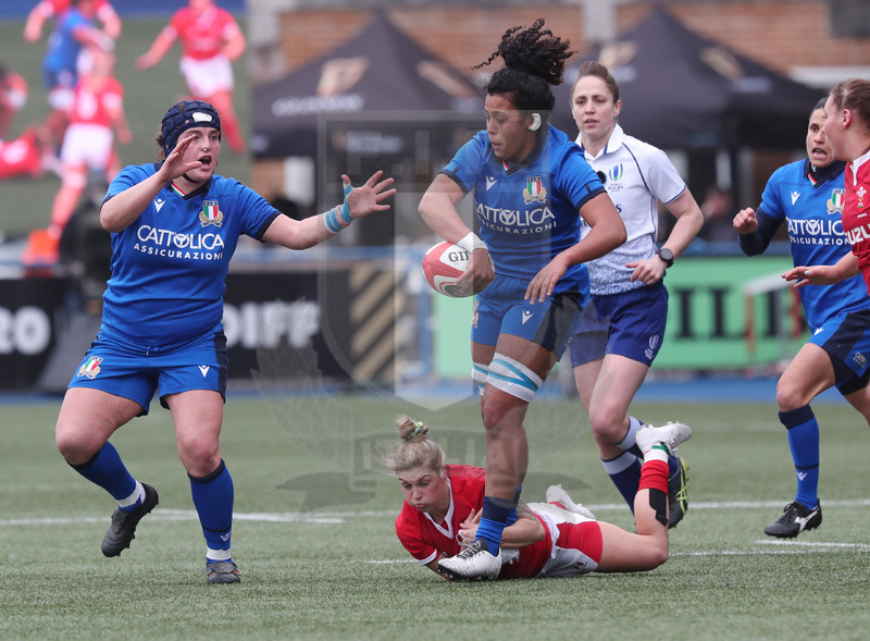 Guinness Sei Nazioni Donne 2020, Cardiff, Arms Park 02/02/2020 Galles Donne v Italia Donne, una carica di Giada Franco ricicla su Lucia Gai. Foto Daniele Resini/Fotosportit