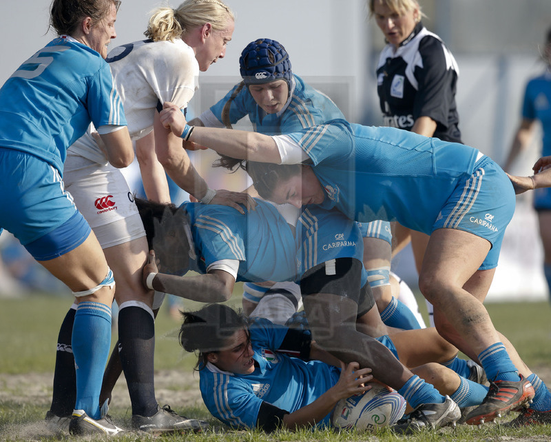 RBS 6 Nazioni Femminile 2014, Rovato (BS), Stadio Giulio e Silvio Pagani, 16-03-2014, Italia v Inghilterra. Sara Barattin in ruck. Foto: Roberto Bregani
