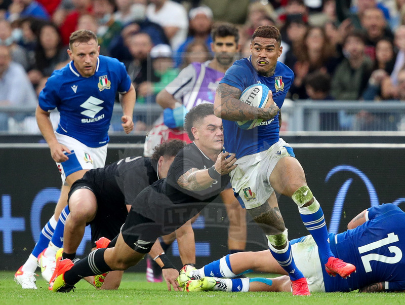 Autumn Nations Series 2021, Roma, Stadio Olimpico, 6-11-2021, Italia vs Nuova Zelanda.  David Havili tenta il placcaggio su Montanna Ioane. Foto: Roberto Bregani/Fotosportit