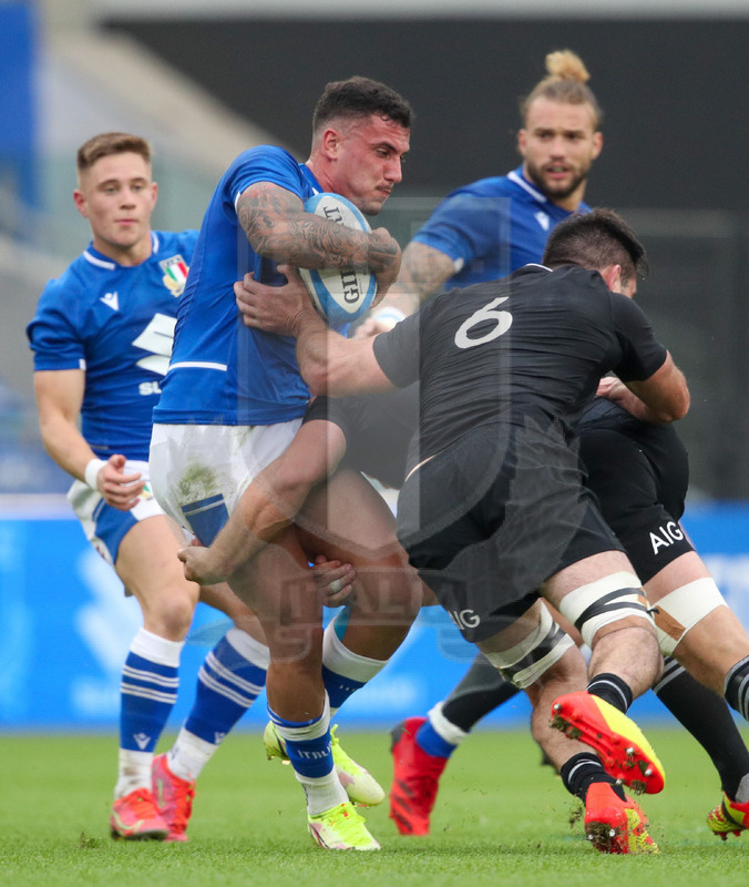 Autumn Nations Series 2021, Roma, Stadio Olimpico, 6-11-2021, Italia vs Nuova Zelanda.   Marco Zanon placcato da Luke Jacobson. Foto:Roberto Bregani/Fotosportit