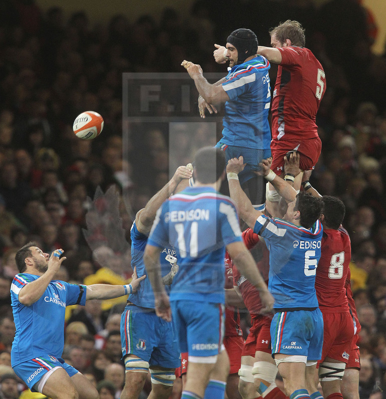 Sei Nazioni 2014, Cardiff. Millennium Stadium, 01/02/2014. Galles v Italia, Marco Bortolami conquista touche su Alun Win Jones. Foto Daniele Resini/Fotosportit
