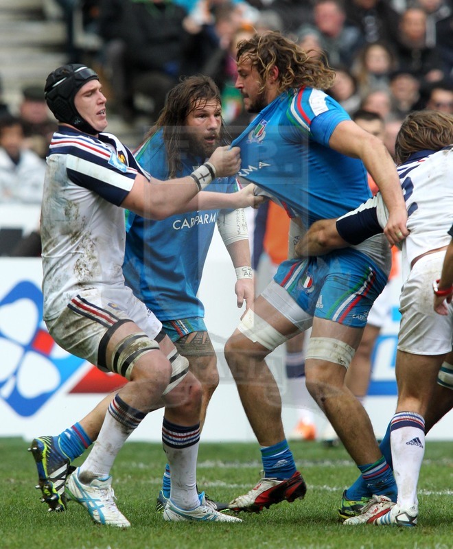Rbs 6 Nazioni 2014, round 2, Parigi, Stade de France 09/02/2014, Francia v Italia, Bernad Le Roux trattiene Furno. Foto Daniele Resini/Fotosportit