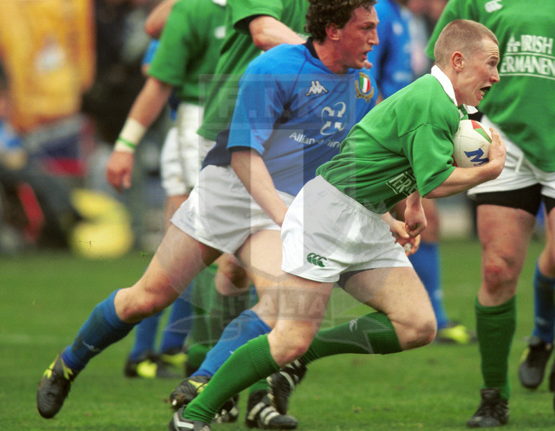 2002 Lloyds TSB Six Nations, Roma, stadio Flaminio 03/02/2001, Italia v Irlanda, Stringer sfugge a Mauro Bergamasco. Foto Daniele Resini/Fotosportit