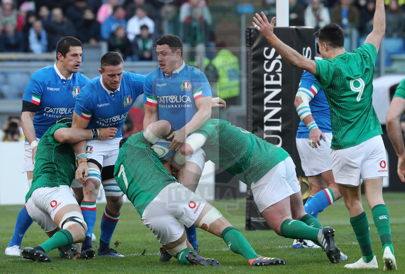 Guinness Sei Nazioni 2019, Round 3, Roma, stadio Olimpico 24/02/2019, Italia v Irlanda, Luca Morisi prova a “tenere alto” O Brien. Accorrono Steyn e Zanni.Foto Daniele Resini/Fotosportit