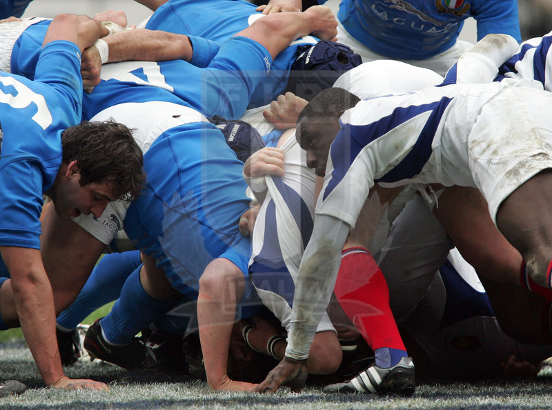 Sei Nazioni 2006, Parigi, Stade de France 25/02/2006, Francia v Italia, crollo delle prime linee. Foto Daniele Resini/Fotosportit