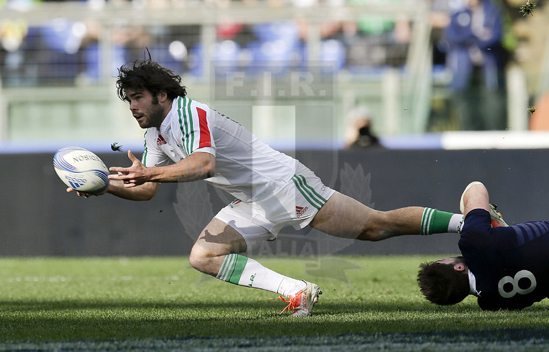 RBS 6 Nazioni 2014, Roma, Stadio Olimpico, 22-02-2014, Italia v Scozia. Off-load di Luke McLean placcato da Johnnie Beattie. Foto: Roberto Bregani