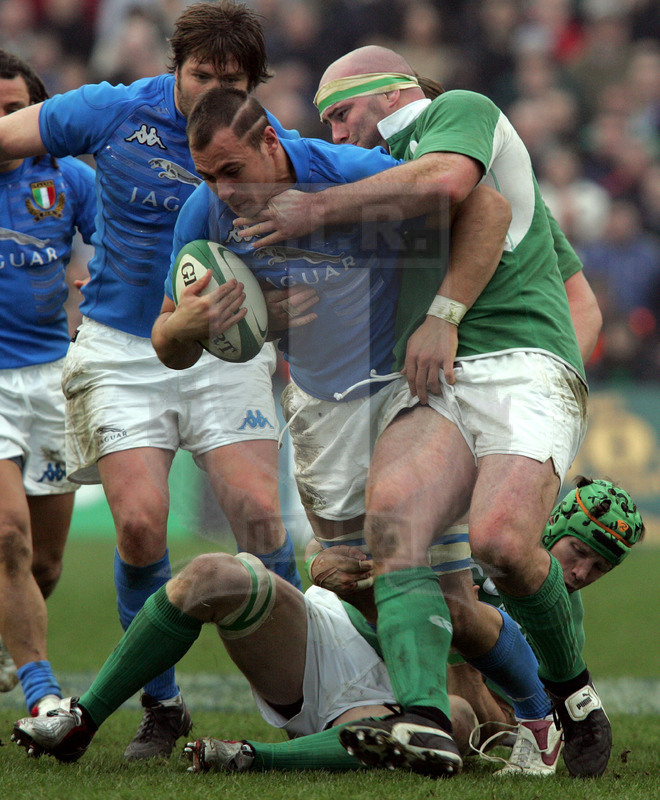 Sei Nazioni 2006, Dublino, Lansdowne road 04/02/2006, Irlanda v Italia, Sergio Parisse fermato da John Hayes. Foto Daniele Resini/Fotosportit