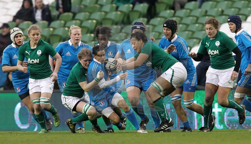 Rbs Sei Nazioni Donne 2014, Dublino, Aviva Stadium, 08/03/2014, Italia v Irlanda, Sara Barattin fermata. In sostegno sei Azzurre. Foto Daniele Resini/Fotosportit