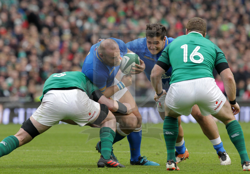 Natwest Sei Nazioni 2018, round 2, Dublino, Aviva Stadium 10/02/2018, Irlanda v Italia, una carica di Leonardo Ghiraldini con Pasquali in sostegno. Foto Daniele Resini/Fotosportit