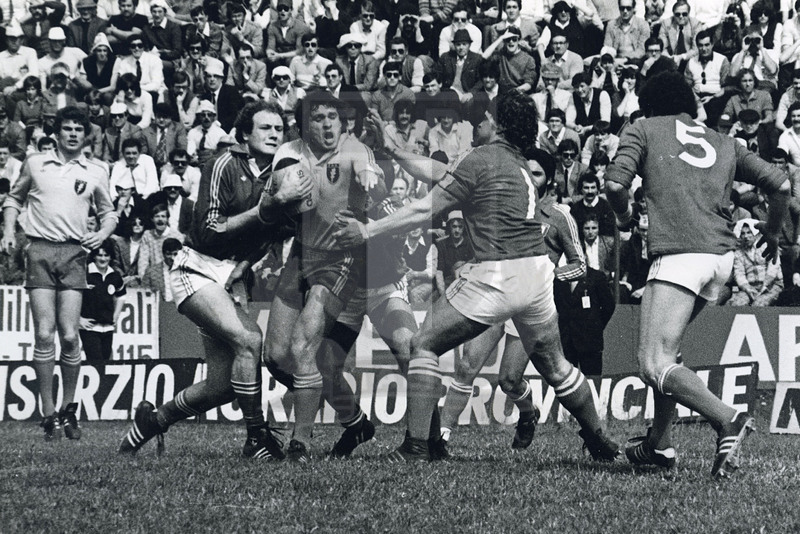 Coppa Europa Fira, Rovigo, stadio Battaglini 11/04/19824, Italia v Romania, Alessandro Ghini attacca con Nicolosi e Annibal in sostegno. Accorre Giorgio Morelli. Foto Daniele Resini/Fotosportit