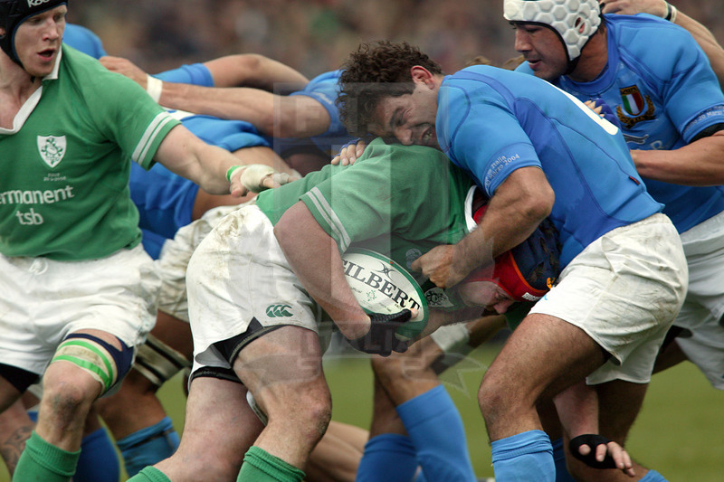 Rbs Sei Nazioni 2004, Dublino, Lansdowne Road 20/03/2004, Irlanda v Italia, Andrea De Rossi ferma Anthony Foley. Foto Daniele Resini/Fotosportit