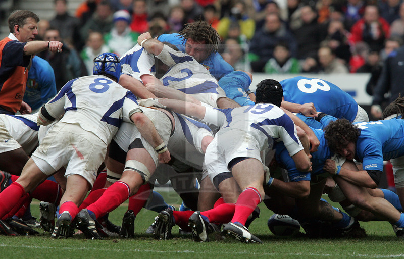 Sei Nazioni 2006, Parigi, Stade de France 25/02/2006, Francia v Italia, mischie a confronto, Castrogiovanni stappato. Foto Daniele Resini/Fotosportit