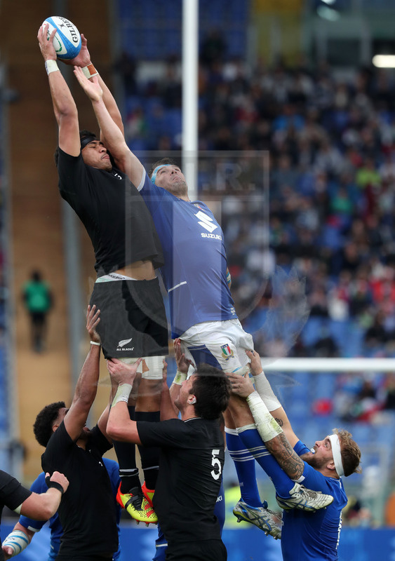 Autumn Nations Series 2021, Roma, Stadio Olimpico, 06/11-2021, Itallia vs Nuova Zelanda, David Sisi tenta di rubare touche. Foto Daniele Resini/Fotosportit
