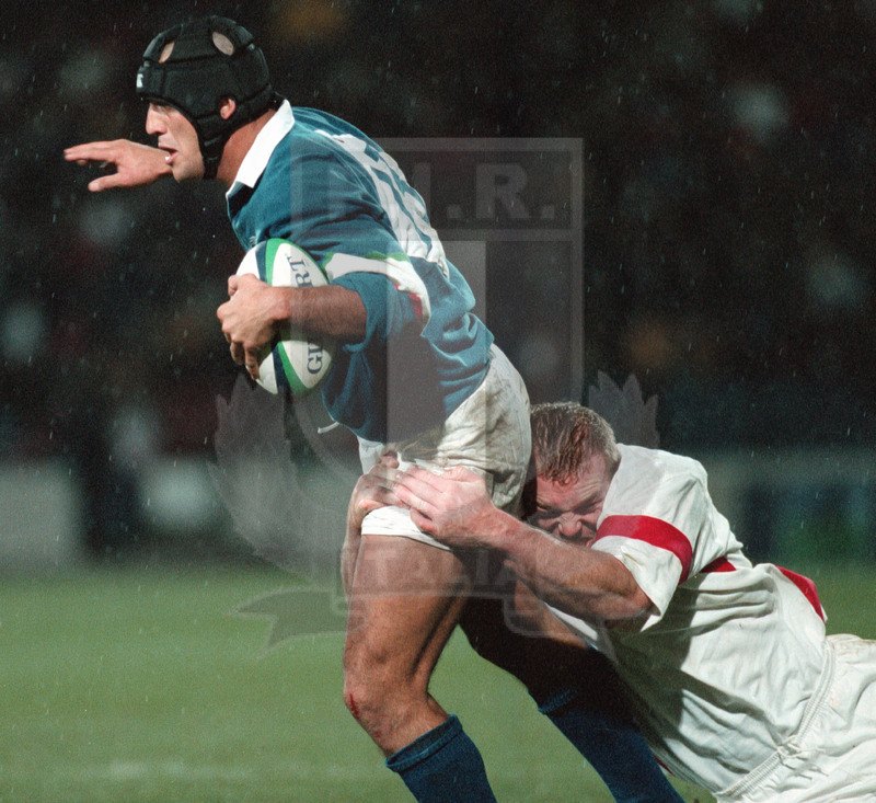 Rugby World Cup 1999, qualificazioni, Huddersfield 22/11/1998, Inghilterra v Italia, Cristian Stoica placcato da Rodber. Foto Daniele Resini/Fotosportit