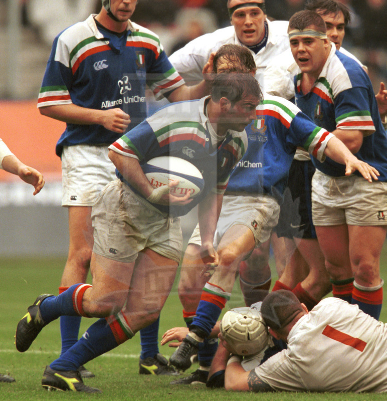 Lloyds TSB Sei Nazioni 2000, Round 5, Parigi, Stade de France 01/04/2000, Francia v Italia, ripartenza di Alessandro Moscardi. Foto Daniele Resini/Fotosportit