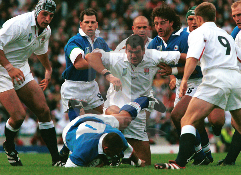 Rugby World Cup 1999, Pool B, Londra, Twickenham 02/10/1999, Inghilterra v Italia, Federico Pucciariello atterrato da Martin Johnson. Foto Daniele Resini/Fotosportit