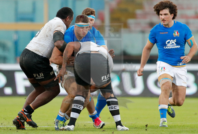 Credit Agricole Cariparma Test Match 2017, Catania, Stadio Massimino, 11-11-2017, Italia v Fiji. Una carica di Tommaso Castello placcato da Nemani Nagusa e Akapusi Qera. Foto: Roberto Bregani / Fotosportit