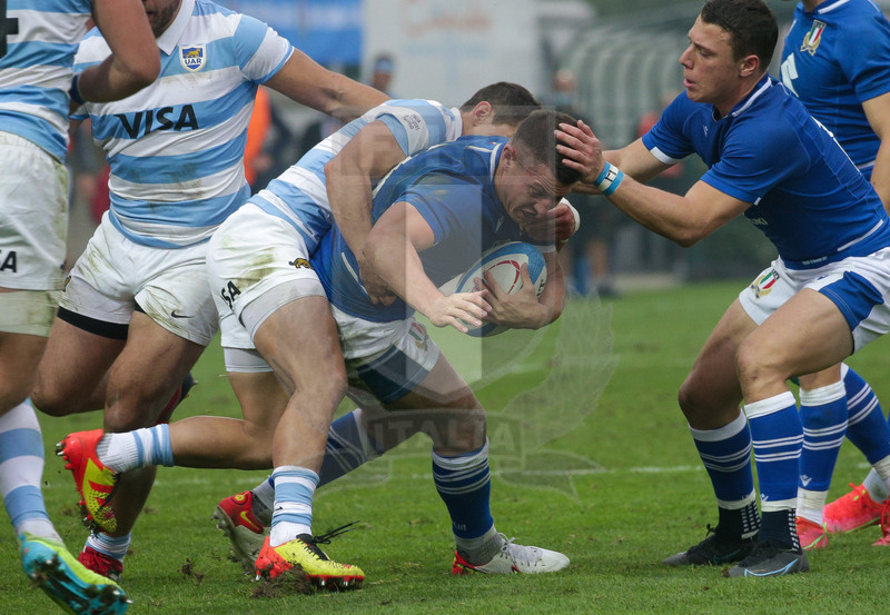 Autumn Nations Series 2021, Treviso, Stadio di Monigo, 13-11-2021, Italia vs Argentina. Luca Morisi placcato da Tomas Cubelli. Foto: Roberto Bregani/Fotosportit