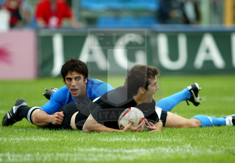 Jaguar Test match 2004, Roma, stadio Flaminio 13/11/2004, Italia v Nuova Zelanda, Conrad Smith marca una meta su Nitoglia. Foto Daniele Resini/Fotosportit