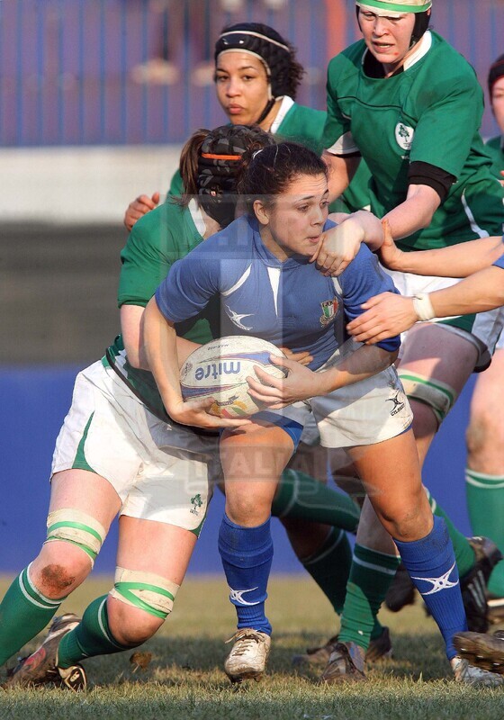 Sei nazioni Donne 2011, Rovigo, stadio Battaglini 2011/02/06, Italia v Irlanda, Maria Grazia Cioffi circondata dalle avversarie. Foto Daniele Resini/Fotosportit