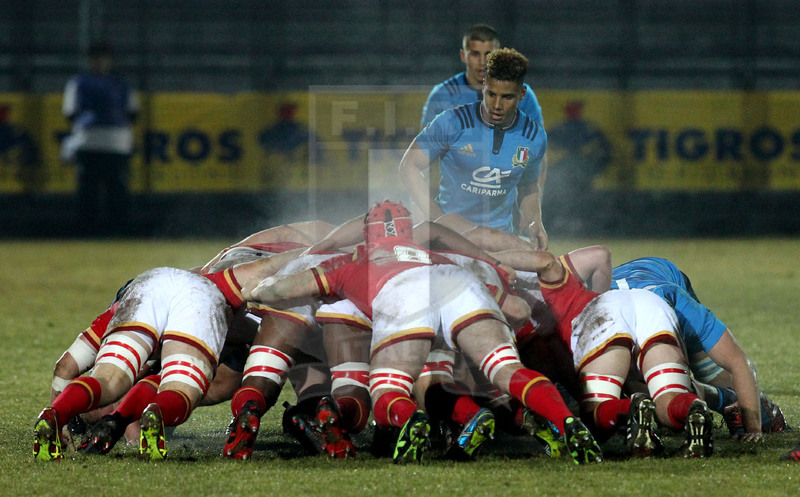 RBS Sei Nazioni 2017, Legnano, stadio Mari 03/02/2017, Italia U20 v Galles U20, Chatly Trussardi controlla una mischia chiusa.