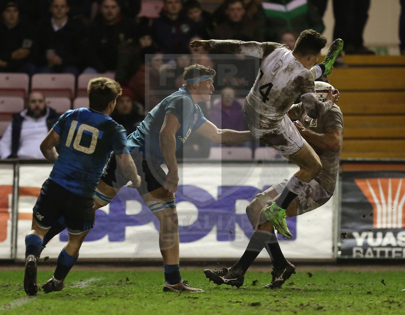 RBS Sei Nazioni 2017, Darlington, Northern Echo Arena 24/02/2017, Inghilterra U20 v Italia U20,Sam Aspland-Robinson recupera palla su Giovanni LICATA e Antonio RIZZI.