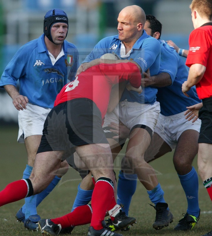 Sei Nazioni 2003, Roma, Stadio Flaminio 2003/02/15, Italia v Galles, Denis Dallan contrastato. Troncon controlla. Foto Daniele Resini/Fotosportit
