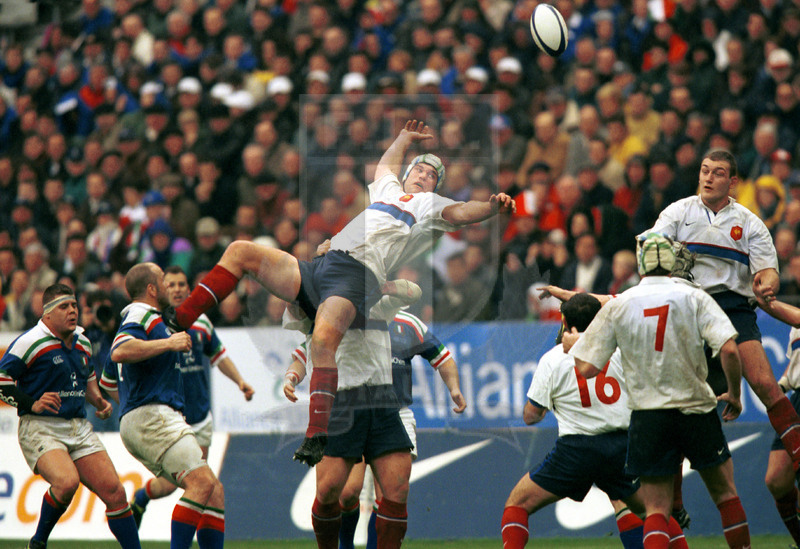Lloyds TSB Sei Nazioni 2000, Round 5, Parigi, Stade de France 01/04/2000, Francia v Italia, volo di Fabien Pelous. Foto Daniele Resini/Fotosportit