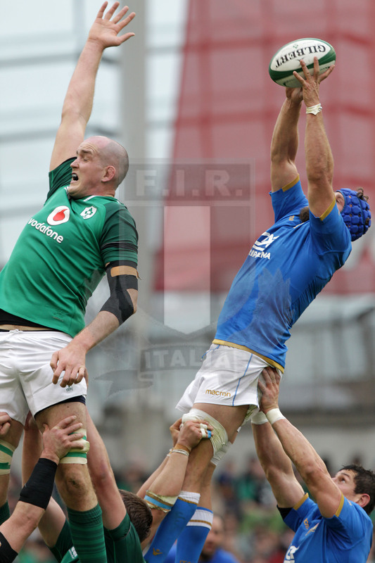Natwest Sei Nazioni 2018, round 2, Dublino, Aviva Stadium 10/02/2018, Dean Budd conquista touche su Toner. Foto Daniele Resini/Fotosportit