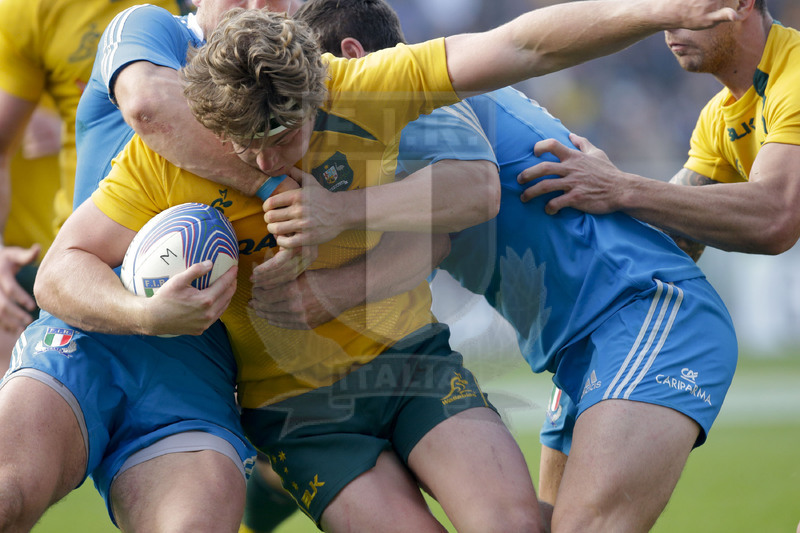 Cariparma Test Match 2013, Torino, Stadio Olimpico, 9-11-2013, Italia v Australia. Michael Hooper braccato dalla difesa azzurra Foto Roberto Bregani / Fotosportit