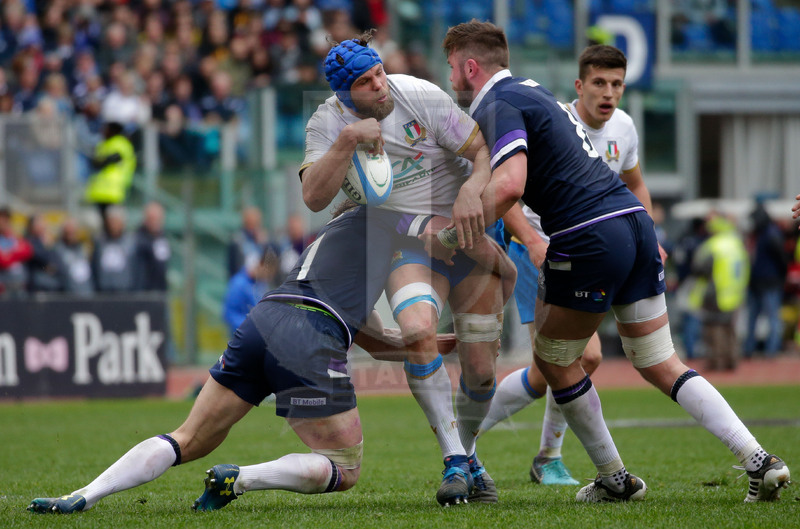 Natwest Sei Nazioni 2018, Roma, Stadio Olimpico, 17/03/2018, Italia v Scozia. Dean Budd placcato da Hamish Watson e Ryan Wilson. Foto: Roberto Bregani/Fotosportit