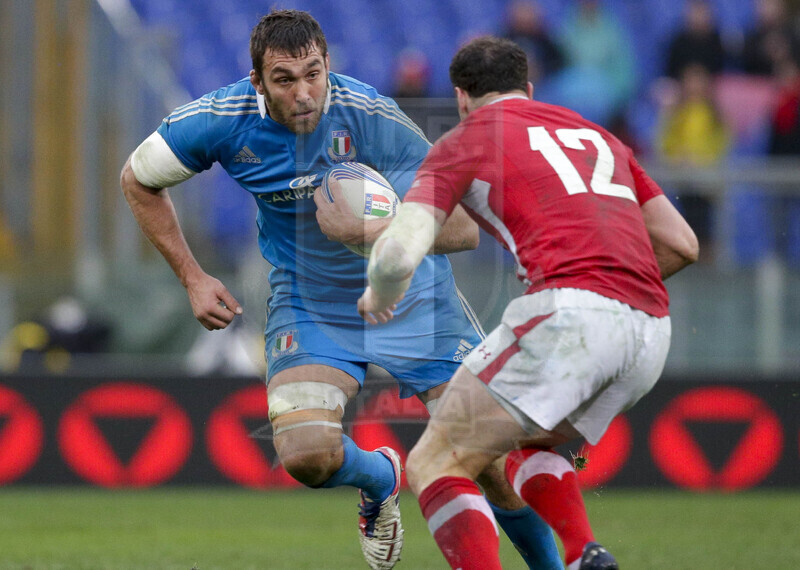 RBS 6 Nazioni 2013, Roma, Stadio Olimpico, 23-02-2013, Italia v Galles. Quintin Geldenhuys cerca un varco per superare Jamie Roberts