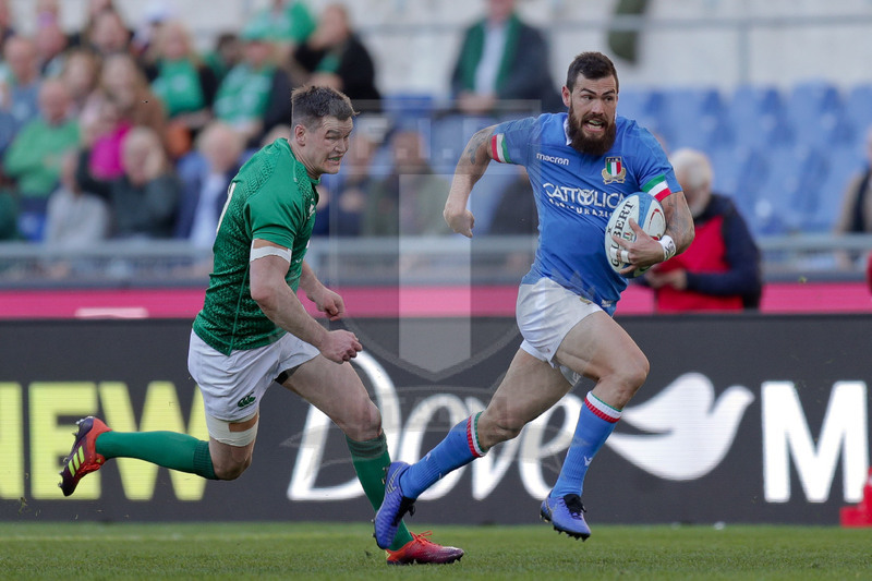 Guinness Sei Nazioni 2019, Round 3, Roma, Stadio Olimpico, 24/02/2019, Italia v Irlanda. Jarden Hayward cerca un varco nella difesa irlandese. Foto Roberto Bregani/Fotosportit