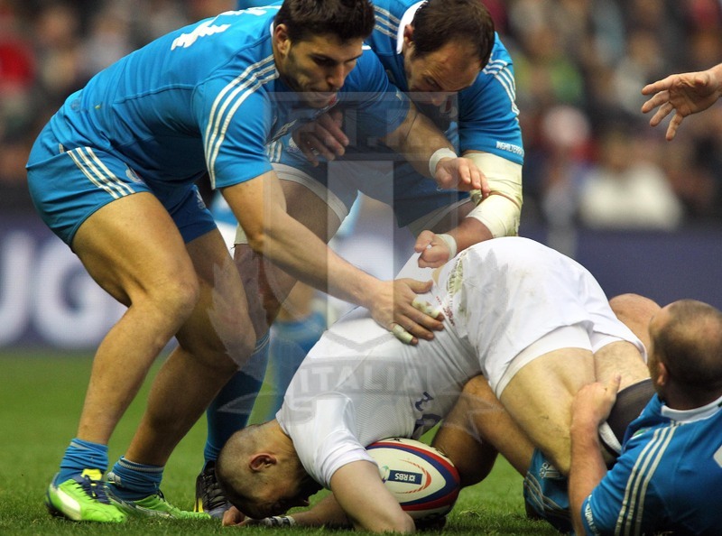 Sei Nazioni 2013, Twickenham 10/03/2013, Inghilterra v Italia, Mike Brown messo a terra da Venditti e Parisse.