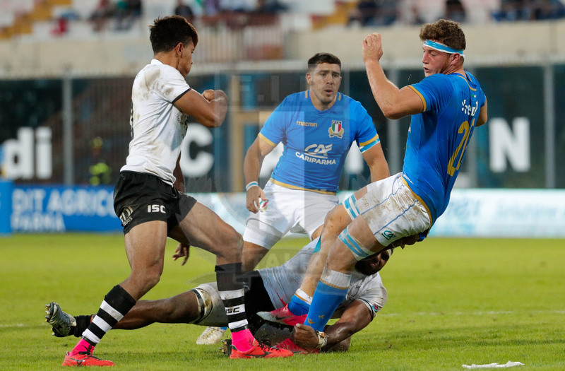 Credit Agricole Cariparma Test Match 2017, Catania, Stadio Massimino, 11-11-2017, Italia v Fiji. Giovanni Licata placcato da Semi Kunatani e Ben Volavola. Foto: Roberto Bregani / Fotosportit