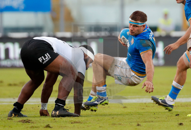 Credit Agricole Cariparma Test Match 2017, Catania, Stadio Massimino, 11-11-2017, Italia v Fiji. Tommaso Castello placcato da Levani Botia. Foto: Roberto Bregani / Fotosportit