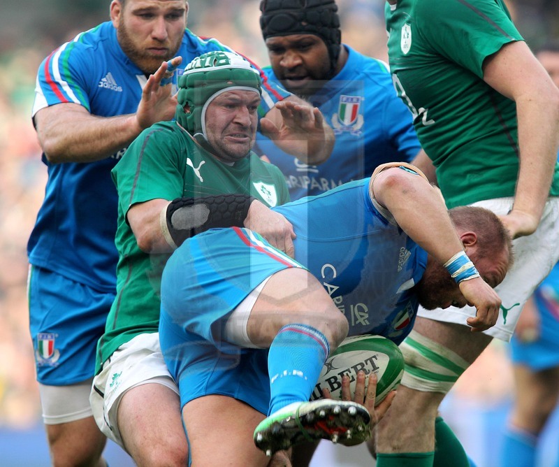 Rbs Sei Nazioni 2014, Dublino, Aviva Stadium, 08/03/2014, Irlanda v Italia, Davide Giazzon fermato da Rory Best. Foto Daniele Resini/Fotosportit