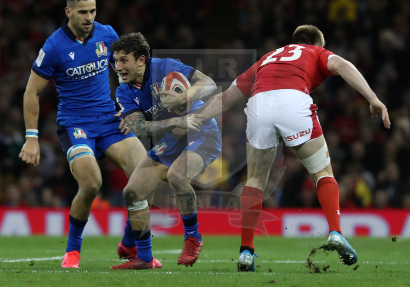 Guinness Sei Nazioni 2020, Round 1, Cardiff, Principality Stadium 01/02/2020, Galles v Italia, Matteo Minozzi si libera di Tompkins. Dietro, Mattia Bellini. Foto Daniele Resini/Fotosportit