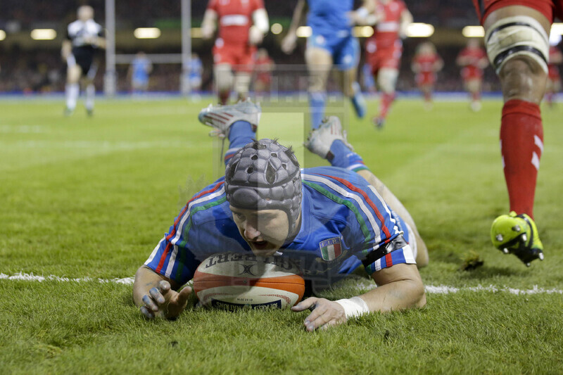 RBS 6 Nazioni 2014, Cardiff, Millennium Stadium, 1/02/2014, Galles v Italia. La prima meta di Michele Campagbaro Foto Roberto Bregani/Fotosportit