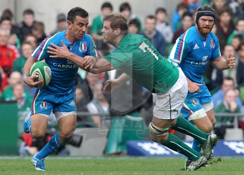 Rbs Sei Nazioni 2014, Dublino, Aviva Stadium, 08/03/2014, Irlanda v Italia, Luciano Orquera attaccato da Chris Henry. Foto Daniele Resini/Fotosportit