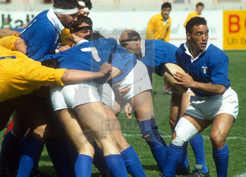 Coppa Europa Fira 1992, Rovigo, stadio Battaglini 18/04/1992, Italia v Romania, Francesco Pietrostefani muove palla da una maul. Foto Daniele Resini/Fotosportit
