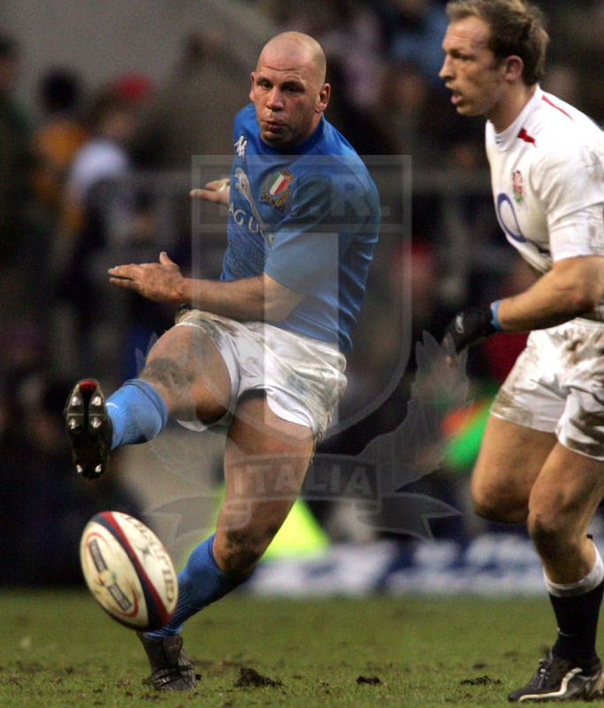 Rbs Sei Nazioni 2005, Londra, Twickenham 12/03/2005, Inghilterra v Italia, grubber di Alessandro Troncon. Foto Daniele Resini/Fotosportit