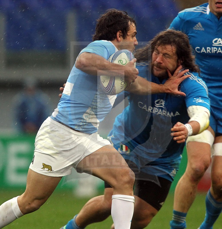Cariparma test match 2013, Roma 23/11/2013, Italia v Argentina, Nicolas Sanchez respinge Castrogiovanni. Foto Daniele Resini/Fotosportit