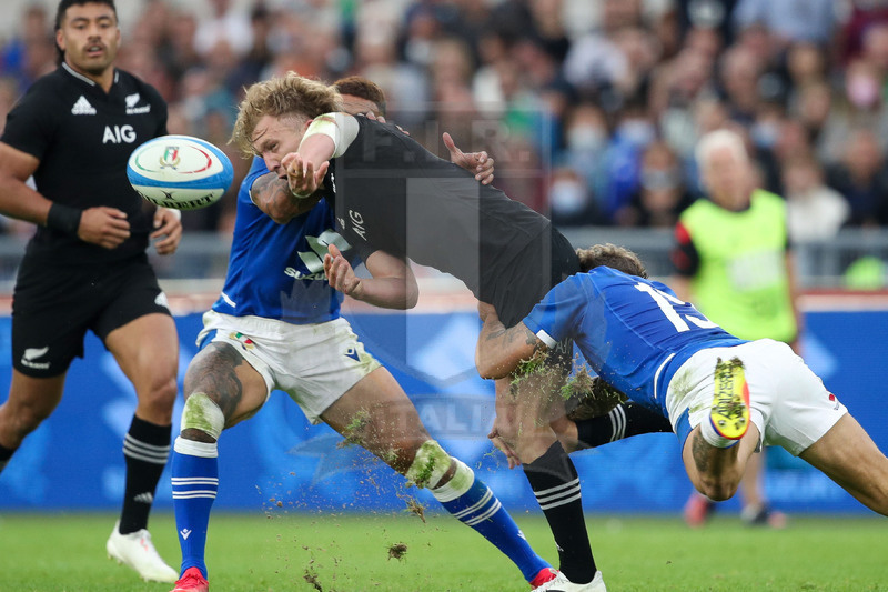 Autumn Nations Series 2021, Roma, Stadio Olimpico, 6-11-2021, Itallia vs Nuova Zelanda.  Off-load di Damian McKenzie sul placcaggio di Matteo Minozzi. Foto: Roberto Bregani/Fotosportit