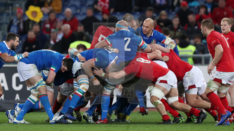 Guinness Sei Nazioni 2019, Round 2, Roma, Stadio Olimpico 09/02/2019, Italia v Galles, drive azzurro con Ghiraldini e Parisse. Negri tiene palla. Foto Daniele Resini/Fotosportit